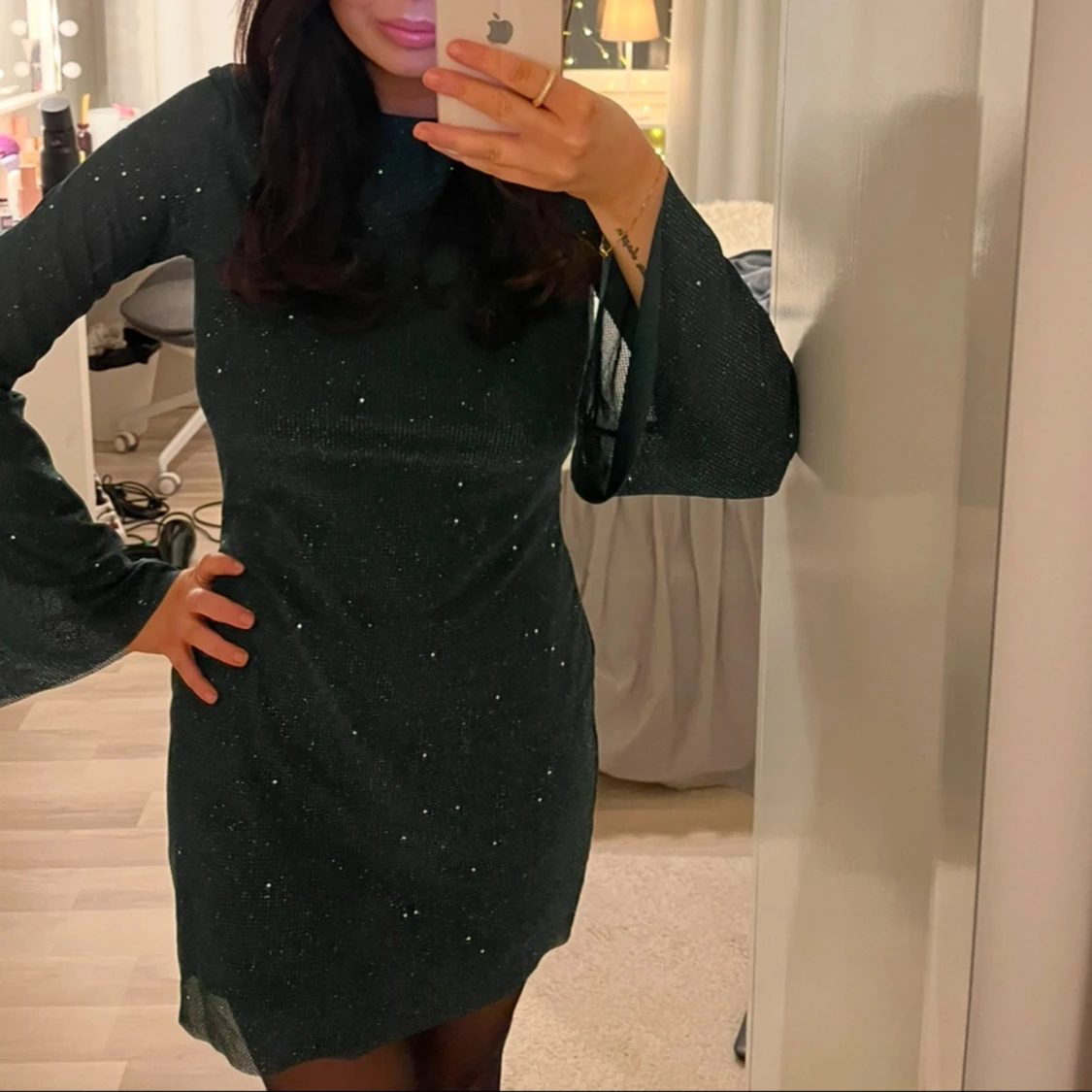 Glittrig mörkgrön klänning - 92