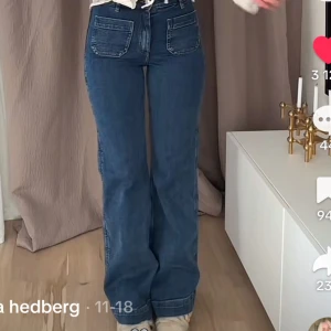 Blåa jeans - Säljer dessa jeans från Hm i storlek 34, första och andra bilden är lånade! Knappt använda🫶🏽