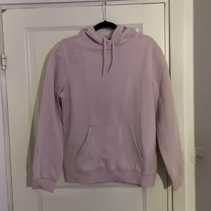 Ljusrosa hoodie - Mysig ljusrosa hoodie med känguruficka och justerbar huva. Perfekt för en avslappnad stil och kyliga dagar. Storlek S