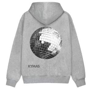 Säljer en grå hoodie från Kymas.com. Aldrig använd och är därför i helt nyskick! Köpt för 700 kr! 🪩🪩🪩🪩