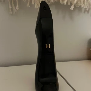 Good girl parfym Carolina Herrera - Säljer en parfym från Carolina Herrera, Good Girl. Flaskan har lite mer än en tredjedel kvar av 100 ml.  	•	Nypris: 1 250 kr 	•	Pris: 300 kr  Hör av dig om du är intresserad!