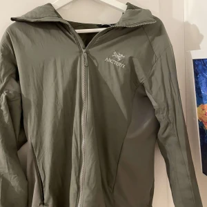  vindjacka från Arc'teryx - Fet windbreaker från Arc'teryx i storlek s pris kan diskuteras bara skriva om ni har några frågor 