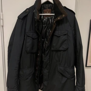 Moncler Field Jacket - Vintage Moncler Field Jacket (L) givetvis ÄKTA. Från början av 2000-talet, finns därför knappt några fakes i denna modell. Väldigt gott skick med tanke på åldern. Skriv vid funderingar🤝