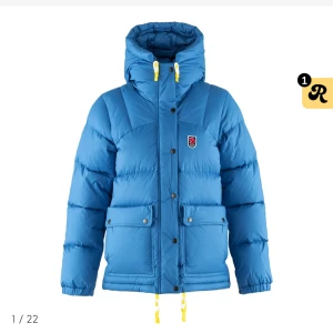 Blå dunjacka från Fjällräven - Säljer nu min fjällräven! Världens varsammaste och mysigaste vinterjacka men känner ej att den kommer till användning. Har använt den en vinter men jackan är som gott som ny😍 