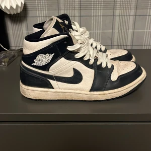 Nike Air Jordans i mörkblå och vit - Säljer ett par klassiska Nike Air Jordans i mörkblå och vit. Skorna har snörning och är i bra skick. Perfekta för både vardag och fest. Storlek herr 40. 