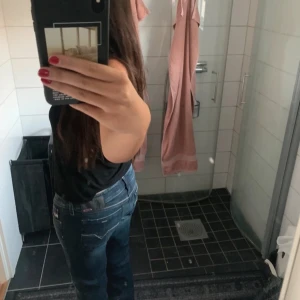 Mörkblå jeans - Säljer ett par mörkblå lågmidjade jeans i bra skick då de tyvärr var för stora för mig. Innerbensmått är 82cm. Kontakta mig för frågor eller flera bilder