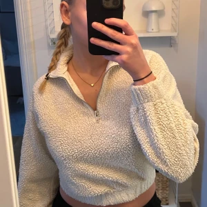 Tröja med dragkedja - Mysig tröja från Gina Tricot i storlek XS, med halv dragkedja och croppad passform🤍