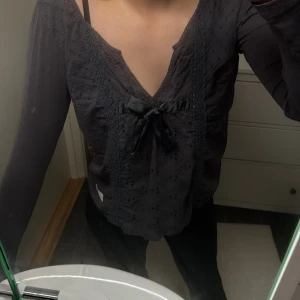 ODD MOLLY BLUS!!!🩷🩷🩷 - Säljer en elegant grå blus från Odd Molly med v-ringning och spetsdetaljer. Blusen har en fin rosett framtill och långa ärmar. Perfekt för en stilren look.