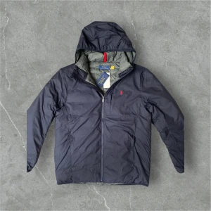 Polo Ralph lauren jacka  - Det Säljer nu denna sjukt snygga sprillans nya jacka med tags storlek,M. Nypris ligger runt 4300kr men mitt pris är endast 1799 perfekt nu till vintern då den är lite tjockare färg navy blue Snabb affär = bättre pris 🙌🏽