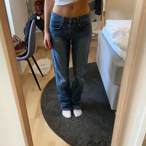 Blå jeans i bra skick - Ett par blåa jeans, lite stora för mig och därav säljer jag dem. Lite slitna längst ner på benet men absolut inget som syns. Har ni några frågor är det bara att fråga på, puss puss💋