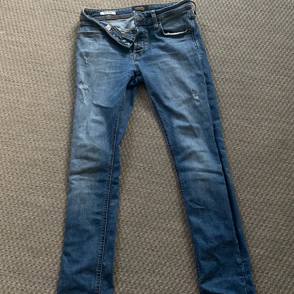 Säljer ett par snygga jeans från Jack & Jones i modellen Slim/Glenn. De passar någon som är lite smalare! Tryck gärna på köp direkt! W28 L32. Jeans & Byxor.