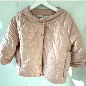 Rosa trekvrtsärmad Jack  - Säljer en superfin rosa jacka med knappar. Den har en mysig och varm känsla, perfekt för höst och vår. Jackan har trekvartsärmar och en stilren design som passar till många olika outfits. Perfekt för dig som vill ha något både snyggt och bekvämt!