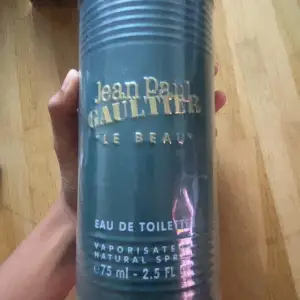 Säljer en Jean Paul Gaultier Le Beau Eau de Toilette, 75 ml. Flaskan har en unik design som liknar en manlig torso i blått glas. Doften är fräsch och förförisk, perfekt för både dag och kväll. Kommer i en stilren metallförpackning.