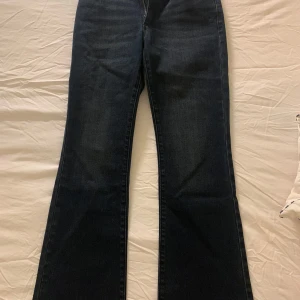 Mörkblå bootcut jeans från Abrand Jeans - Säljer ett par snygga mya mörkblå bootcut jeans från Abrand Jeans. De har en klassisk design med dragkedja och knapp framtill. Perfekta för både vardag och fest! Säljer pga fel storlek, inga defekter eller tecken på användning. Original priset ligger på 1200 men jag säljer för 499