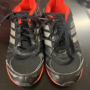 Adidas skor  - Adidas skor från Adidas, Mycket bra skick, Rekommenderas verkligen till dig som vill ha ett par nya skor att använda för att träna men även i vardagen! & Storlek 33,5