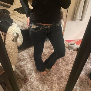 Mörkblå jeans från Replay - Sjukt snygga lågmidjade bootcut 90-tals jeans från Replay! I jättebra skick nästan nyskick! Jag är 162cm 💓w26/L32 