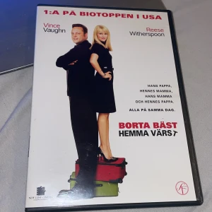 Borta bäst, hemma värst - DVD-film med Vince Vaughn och Reese Witherspoon i huvudrollerna. En romantisk komedi om ett par som försöker undvika sina familjer under julen men tvingas besöka alla fyra föräldrar på en dag. Innehåller extramaterial som GAG Reel och borttagna scener.