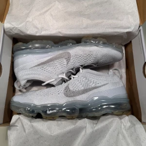 Nike Air Vapormax 2023 - Nike Vapormax i storlek 44, som nya men finns spår av användning på sulan. Köpta i USA Nike store därav finns inte original box eller kvitto. Ordinarie pris 3000kr, priset kan diskuteras!