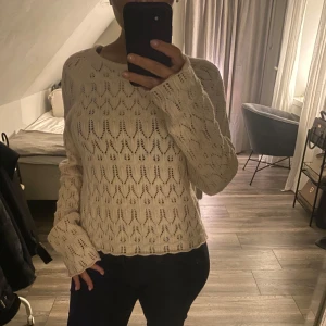 Beige stickad tröja  - Säljer en superfin beige stickad tröja från Vero Moda. Den har ett jätte fint hålmönster och långa ärmar.  Tröjan är i nytt skick! Pris kan diskuteras och skriv för frågor!🥰