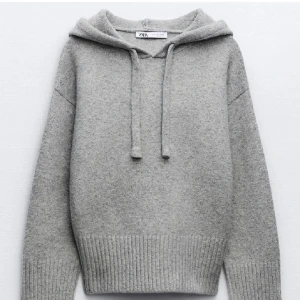 Grå hoodie från Zara - Mysig grå hoodie från Zara som tyvärr inte kommer till användning. Endast använd fåtal gånger så väldigt bra skick. Perfekt för kyliga dagar och enkel att matcha med olika outfits! 💗💗