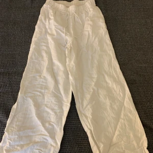 Vita linnebyxor - Vita linnebyxor från H&M. De är högmidjade och ganska använda. Jag kommer såklart tvätta dom och stryka dom innan jag skickar iväg dom men som ni ser på sista bilden så är de svarta missfärgningar längst ner på byxan. Kommer såklart försöka få bort dom i tvätten men annars är det inte något man tänker på riktigt. Hör av er vid frågor❤️