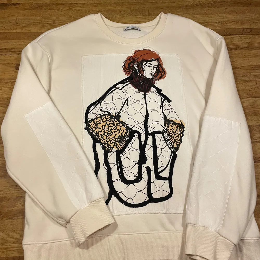 Snygg vit sweatshirt från Zara med en unik illustration av en kvinna på framsidan.. Tröjor & Koftor.