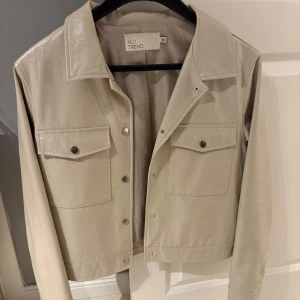 Beige jacka från NLY Trend - Beige tunn jacka från Nelly i storlek 38, använd fåtal gånger så i mycket bra skick. Pris: 300kr