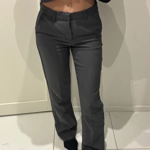 Grå kostymbyxor - Säljer dessa riktigt snygga mid waist kostymbyxorna, knappt använda. De är super fina och jätte bekväma på!🙌jag är 166cm