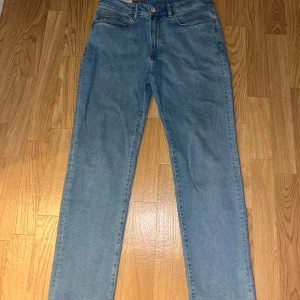 Blå jeansbyxor - Säljer ett par klassiska blå jeansbyxor i mycket bra skick. De har en straight passform och är midwaist, vilket gör dem superbekväma för vardagsbruk. Perfekta för både höst och vår! 🌀30x32