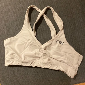 Sport bh - Vit sport bh från ICIW. Använd några gånger & i superfint skick. Storlek L men lappen är bortklippt. Passar M-L.