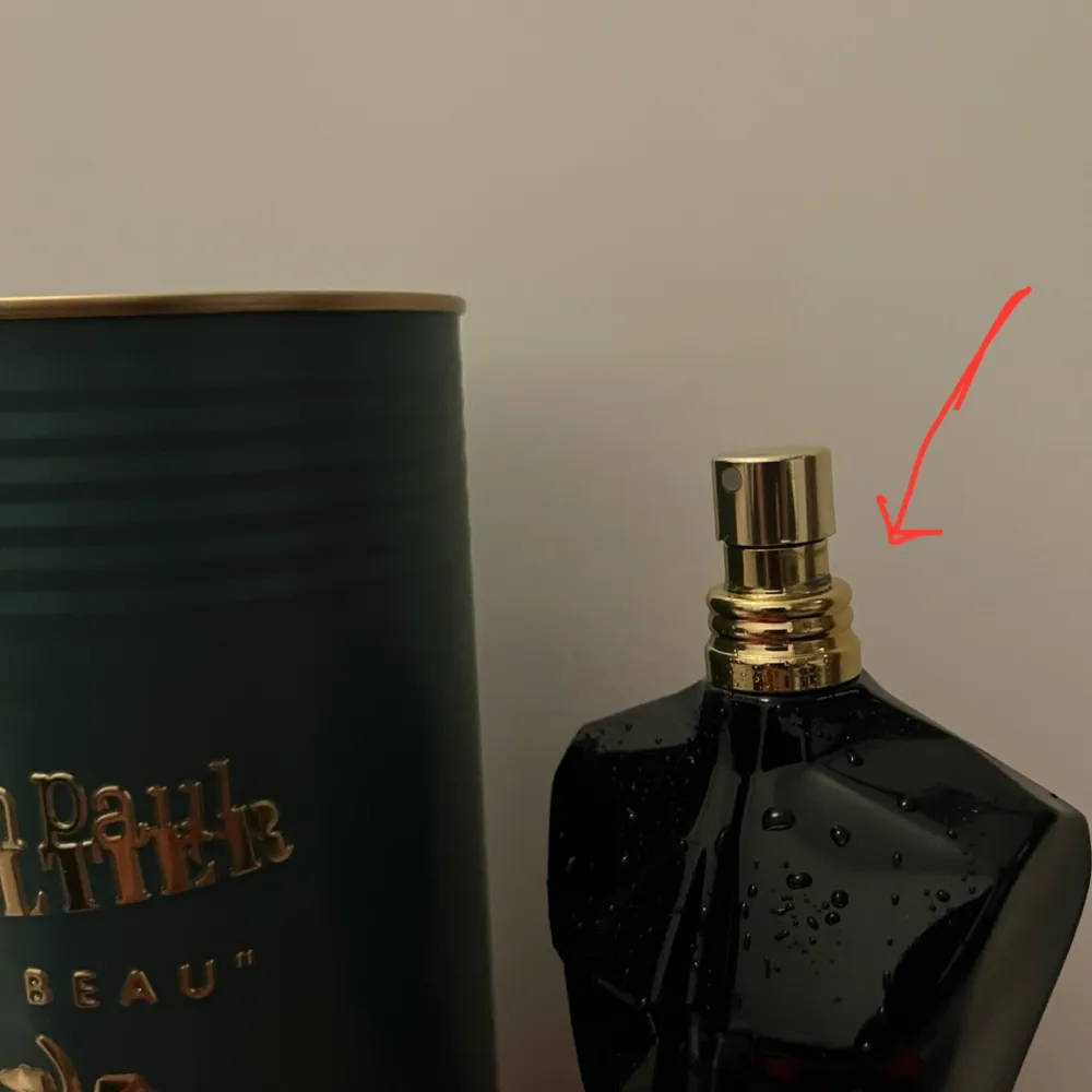 Säljer en JEAN PAUL GAULTIER parfym  Le Beau Le Parfum, EdP  Parfymflaska är formad som en manlig torso. Flaskan är mörkblå med en gyllene kork och kommer i en stilren grön metallforpackning. Parfymen har en intensiv, träig och orientalisk doft. Har använts cirka 4 gånger, nästan som ny.  75 ml.  Ordinarie pris 1115kr. Parfym.