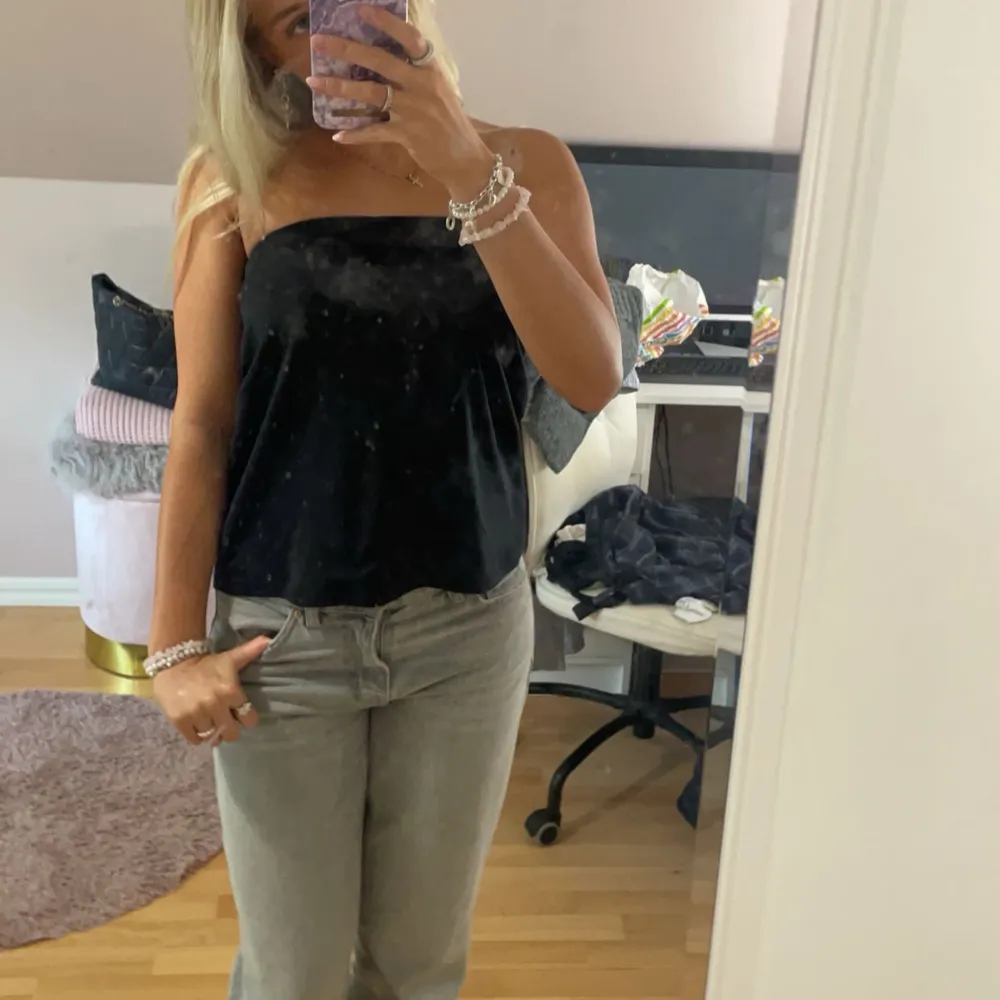 Gråa jeans från Gina Tricot. De är i storlek 34 men passar mig som vanligtvis har storlek 36. Skriv gärna om ni har frågor! . Farkut & Housut.
