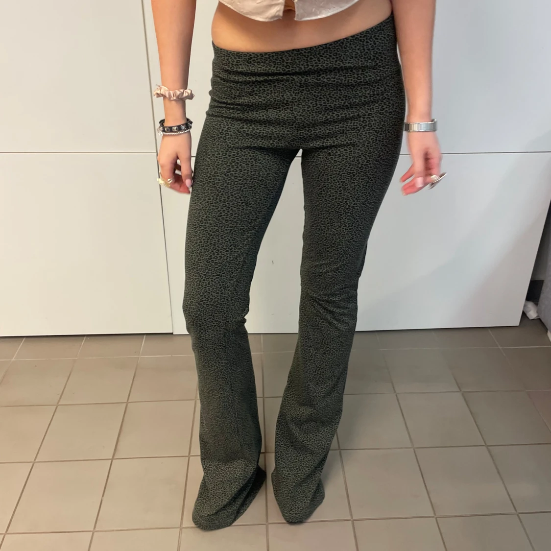 GRÖNA MÖNSTRADE BYXOR  - 91