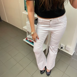 VITA JEANS - Skitsnygga vita jeans, lågmidjade och bootcut. Perfekt skick, storlek S! Tjejen på bilden är 175 cm lång. Hör av er vid frågor!!🥰