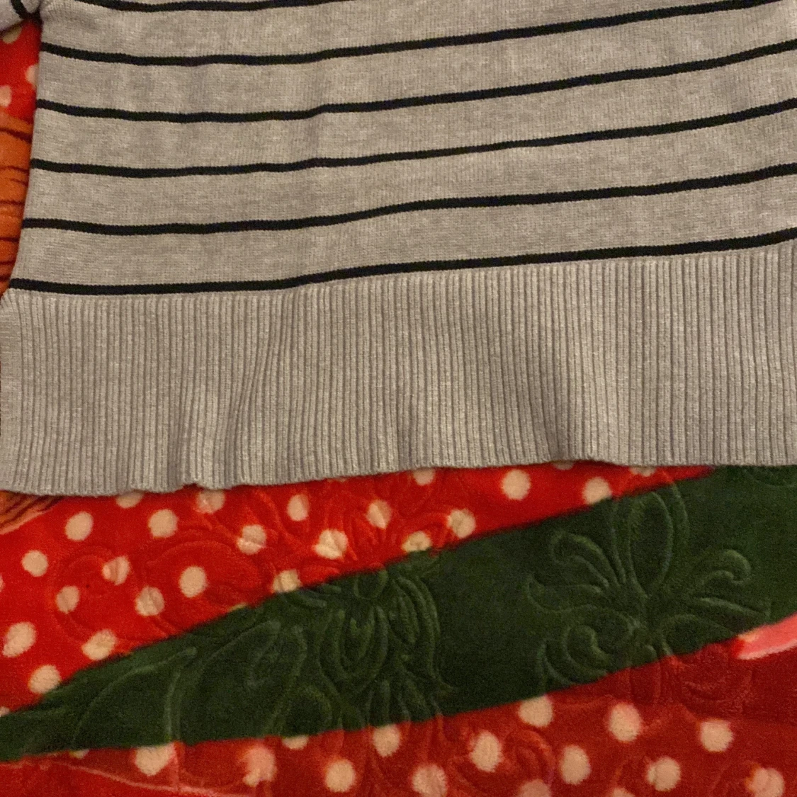 Grå och svart randig tröja från 157 - 92