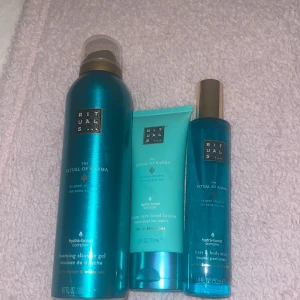 Rituals kit - ALLT OANVÄNT full size på showegel, 70 ml handkräm och 50 ml parfym. Kan även säljas separat om så önskas, kontakta så löser jag💕doften ör rituals of karma