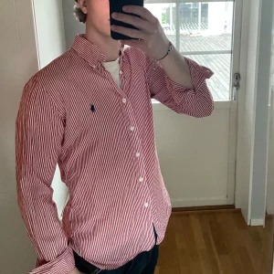 Vit o rosa randig Ralph lauren skjorta - Vit och rosa randig skjorta från Ralph Lauren. —— Storlek: M, slim fit. Skick: 9/10. Kontakta oss för fler bilder eller info!