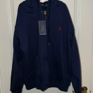 Ralph lauren zip hopdie  - Hej, säljer en helt ny polo ralph Lauren zip hoodie i storlek L/M. Tröjan är i nyskick alltså aldrig använd. Pris kan även diskuteras. 
