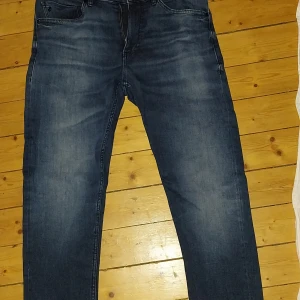 Blå jeans från Boss - Snygga blå jeans från Boss med en klassisk femficksdesign. De har en normal passform och är tillverkade i ett slitstarkt denimtyg. Perfekta för en avslappnad stil.