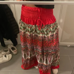 Färgglad långkjol med mönster - Säljer en färgglad långkjol med elastisk midja och knytband. Köpt för 800. Pris går självklart att diskuteras! Jag är mellan strl S M o passar Perfa på mig, men kan absolut tänka mig att den passar andra strl också då midjan e elastisk❤️