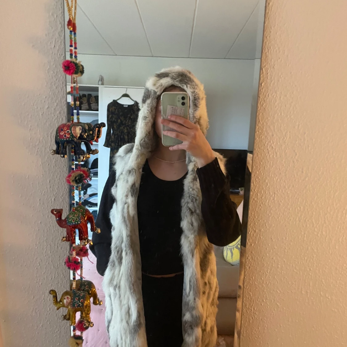 Vit pälsväst med huva från Topfur - 2