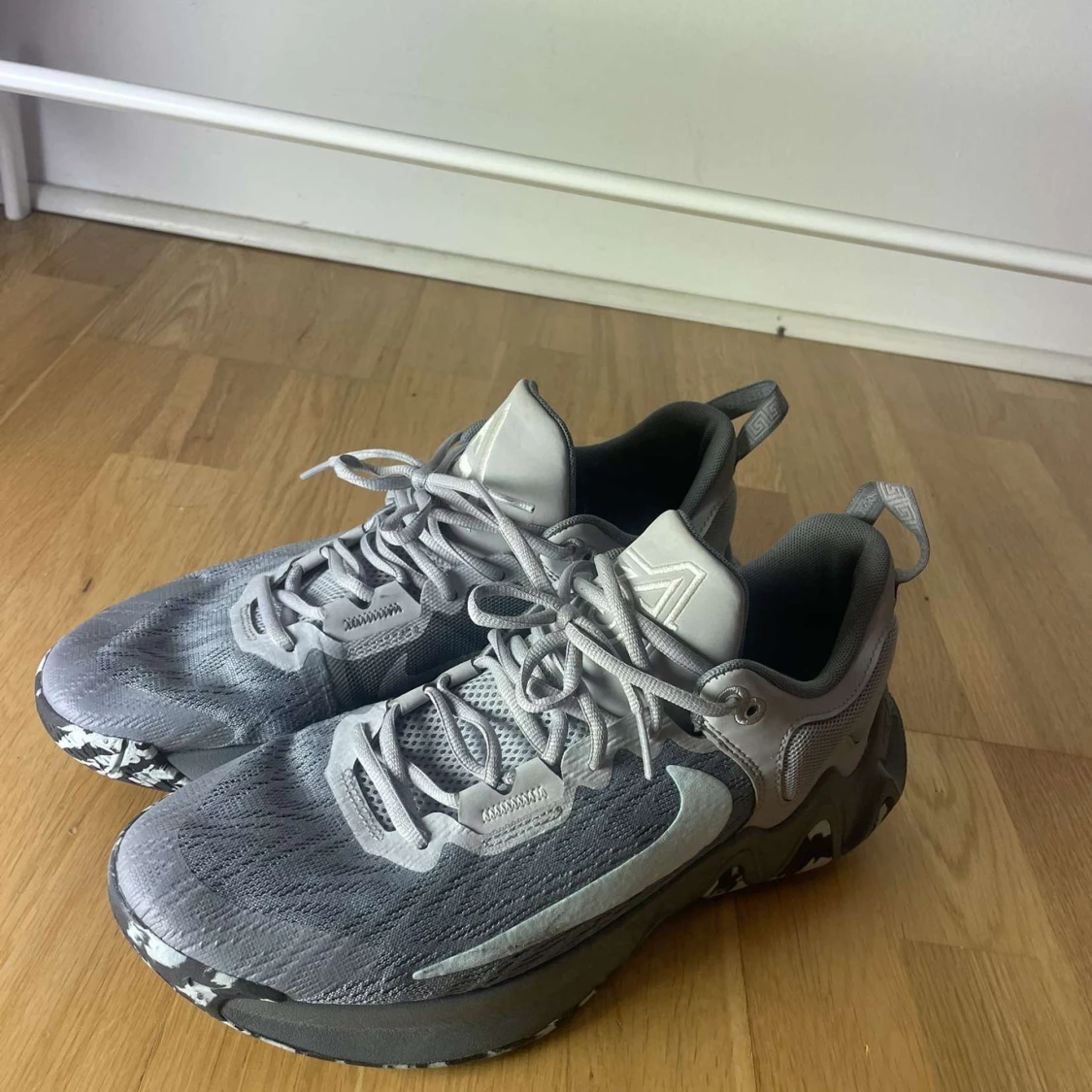 Grå sneakers med mönstrad sula