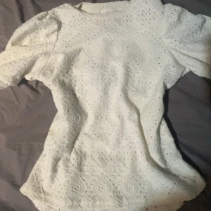 Vit blus från Vila - Säljer en söt vit blus i storlek XS. Blusen har korta puffärmar, använt runt 1-3 gånger! 
