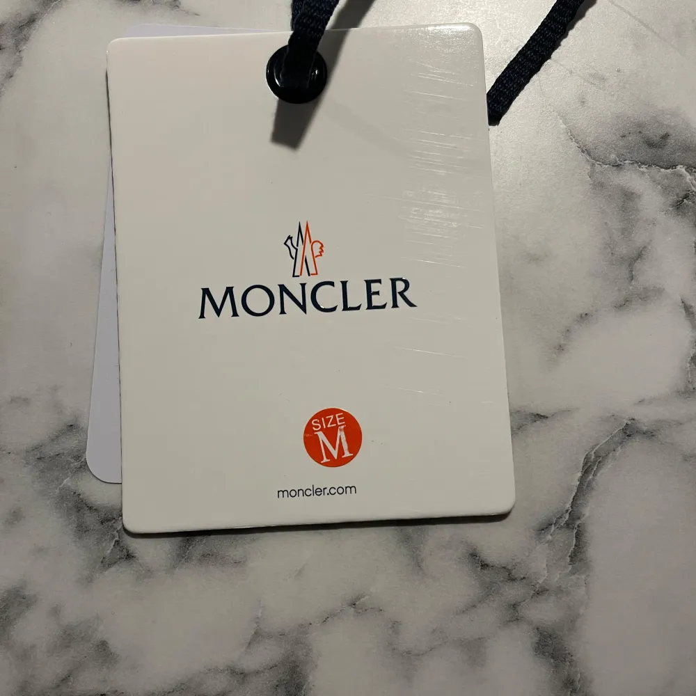 Säljer nu denna maya Moncler jackan i svart. Använd ett få tal gånger och har de senaste året bara legat i garaget blend andra jackor. . Takit.