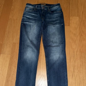 Jack and Jones jeans tapered Mike  - Säljer dessa Jack and Jones jeans i färgen blå storlek 30/32. Jeansen är i 9/10 skick nästan helt nya bara använt några få gånger och det finns inga täcken på användning. Pris går att diskuteras 