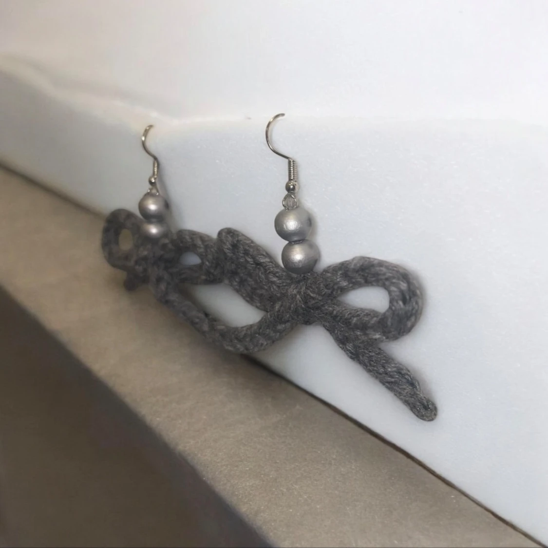 Grå örhängen med rosett och pärlor - 1