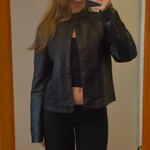 Skinnjacka - Superfin vintage skinnjacka, lite bomber-aktig. Skriv för frågor!! 💞