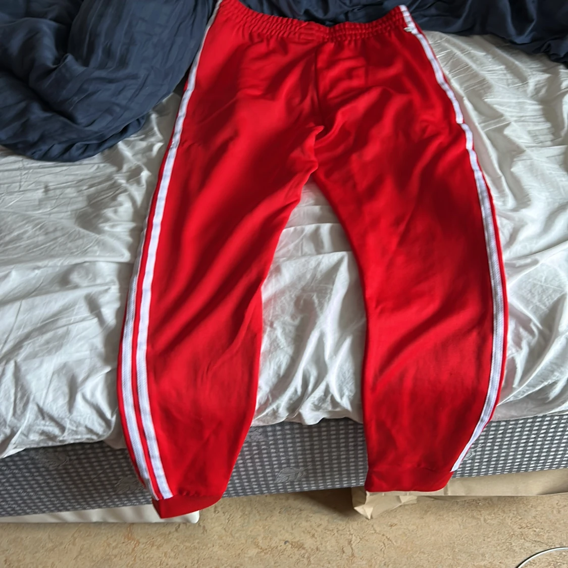 Röda träningsbyxor från Adidas - 2