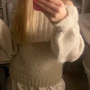 Beige stickad offshoulder tröja - Mysig jättefin beige stickad tröja med offshoulder-design. Så varm och gosig😇