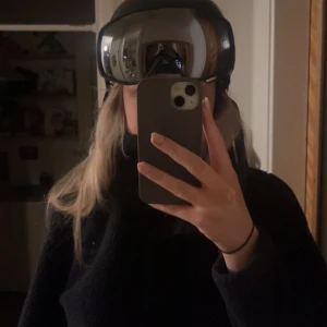 Svarta skidglasögon med spegelglas - Snygga svarta skidglasögon med spegelglas som ger en cool look i backen. Perfekta för vinterns äventyr. Någon mindre repa kan finnas annars bara använda 1 gång. Nypris 700